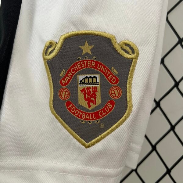 Retro 99-00 Manchester United Home Kids Kit - Image 4